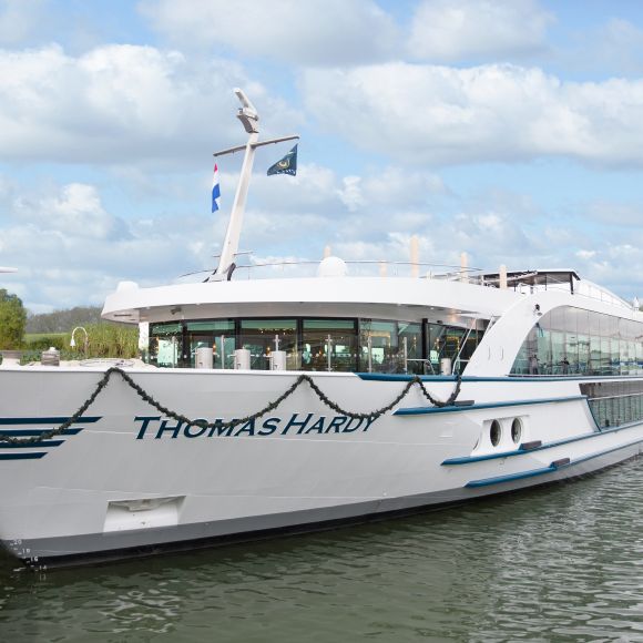 See offers to travel to MS Thomas Hardy
